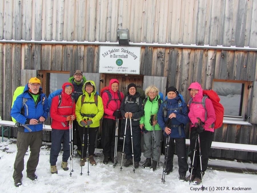 Gruppenfoto vor dem Nchtigunshaus der Starkenburger Htte