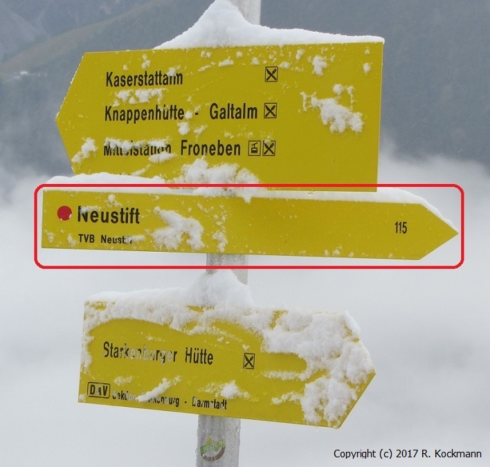 Der Wegweiser zeigt in Richtung Neustift