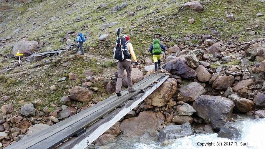 berqueren des Gebirgsbaches auf dem Weg zum Paradies