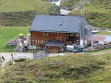 Die Johannishütte, noch herrscht Betrieb auf der Terrasse (leider wird es bald regnen)