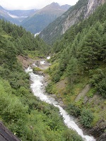 Diese Fluss kommt wohl vom Gletscher und passiert auch die Johannishütte