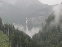 In der Ferne sieht man schon die Umbalfälle