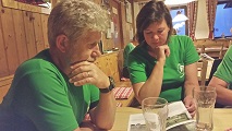Birgit studiert eine Hüttenbeschreibung für das Virgental