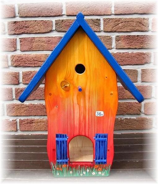 Meisen-Nistkasten mit Futterplatz, gebeizt und angemalt