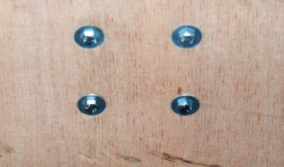 Befestigung des Achshalters: Schrauben mit Scheiben 
